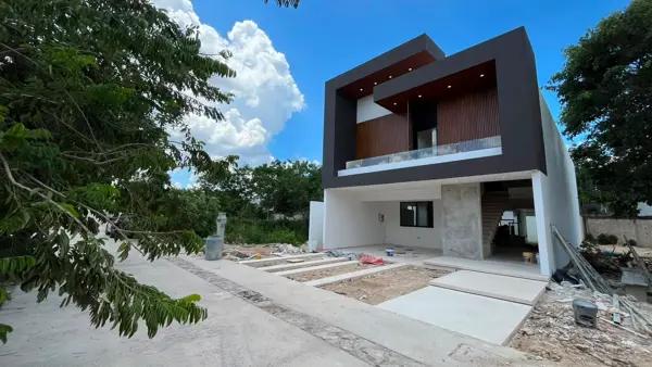 CASA EN VENTA MERIDA, EQUIPADA EN TEMOZON NORTE, PRIVADA