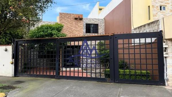 Casa en venta en Las Arboledas, Tlalnepantla de Baz: Amplia, bien ubicada y libre de gravamen