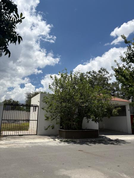 Casa en Renta en fraccionamiento , La Rosaleda, Saltillo - 3 Recámaras, Seguridad y Jardín
