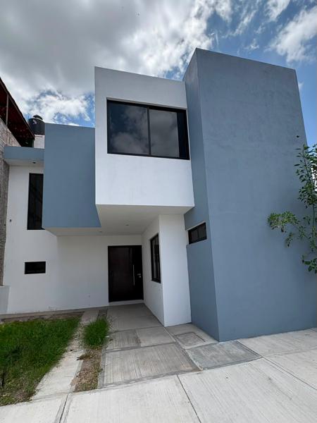 CASA EN VENTA LOMAS DE BANTHI 4 HABITACIONES