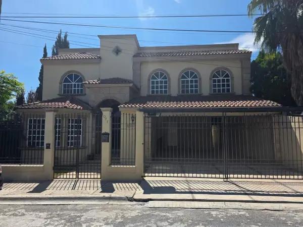 COMODA Y AMPLIA CASA AL NORTE BIEN UBICADA SAN PATRICIO  CERCA  TODO TIPO DE  COMERCIO Y SERVICIOS
