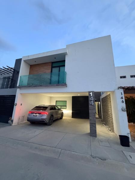 Casa en Renta en Lobo, Los Viñedos, Torreón: Espaciosa Residencia en Comunidad Cerrada