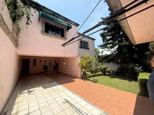 Compra Casa habitación de 2 niveles, sobre Av. con uso de suelo H4 Habitacional