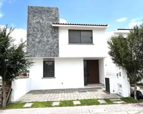 Casa en Condominio en Remate en Ciudad Maderas, Querétaro