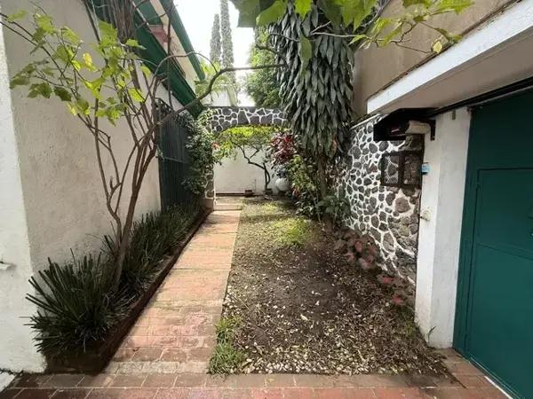 Compra CASA una de las zonas más exclusivas de Cuernavaca, a solo media cuadra de Av. San Diego