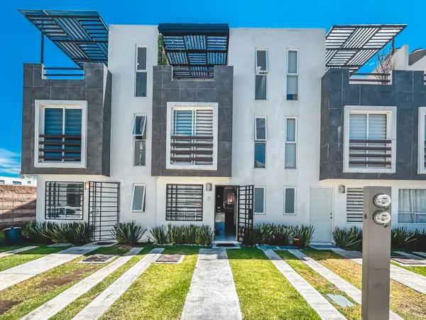 CASA EN VENTA CON 3 RECÁMARAS Y ROOF GARDEN TECHADO EN SAN FRANCISCO OCOTLÁN, CORONANGO