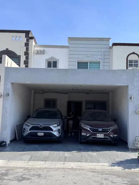 Casa en Venta en Cumbres | 2 Plantas, 3 Recámaras y Cochera para 2 Autos