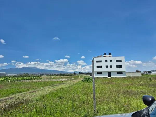Terreno mide 560m2