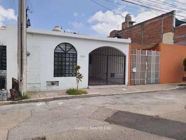 Renta de casa de una Planta, fracc Jardines Casanueva a un costado de Casa Blanca