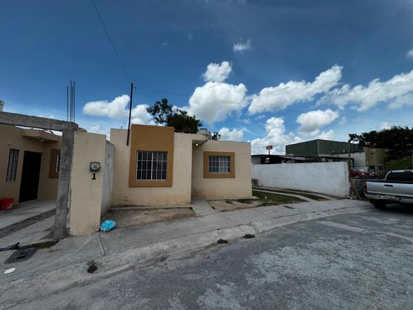 CASA EN RENTA EN FRACC. LOS CEDR
