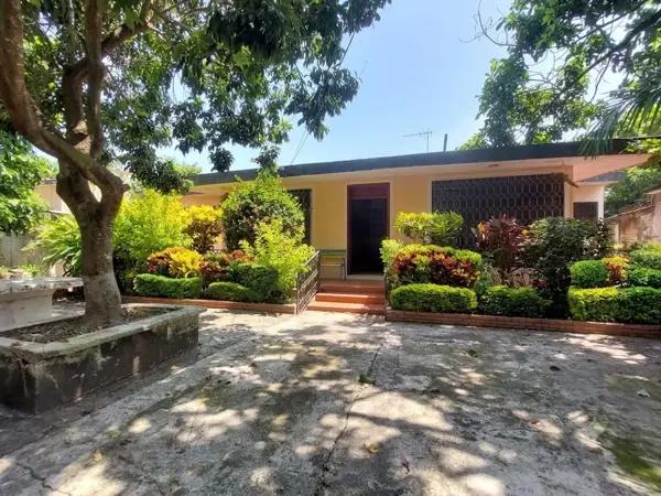 VENDO CASA EN A LA ALTURA DE EL SALMORAL, CERCA DE LA TIENDA DE ROPA MOONSHOP Y EL MÓDULO DEL INE.