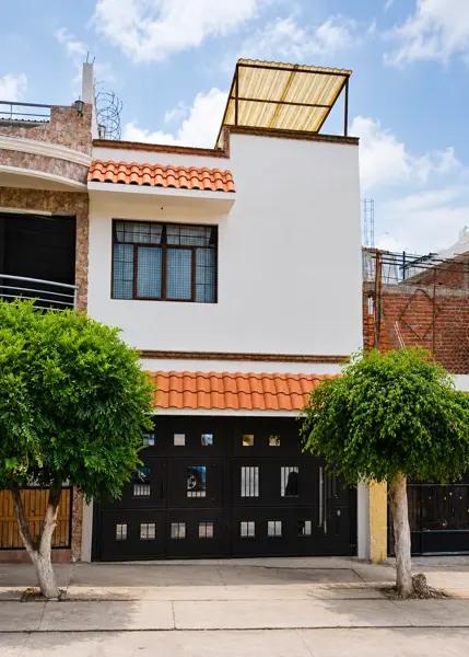 Casa de 3 niveles, en venta, sobre avenida Casa de 3 niveles, en venta, sobre avenida