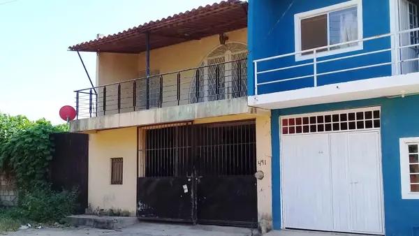 Casa de dos niveles, uso mixto en Puerto Vallarta, perfecta para inversion