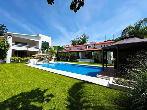 Casa en venta con alberca en Real del Puente en Xochitepec Morelos.