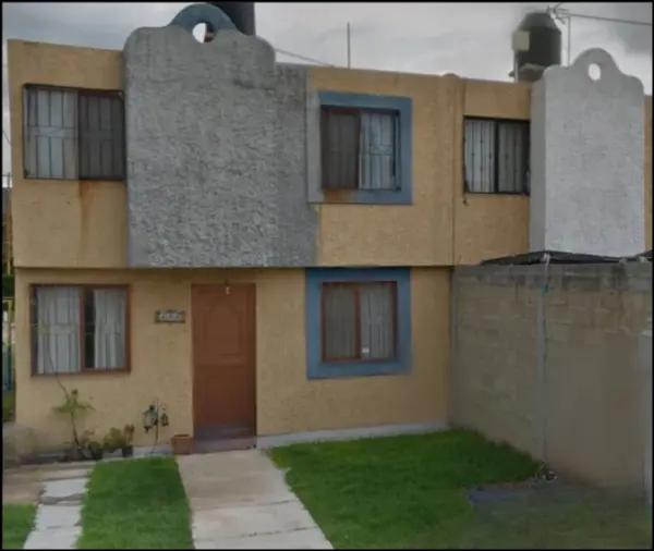 Casa en venta en Irapuato: Espaciosa propiedad con jardín en El Campirano