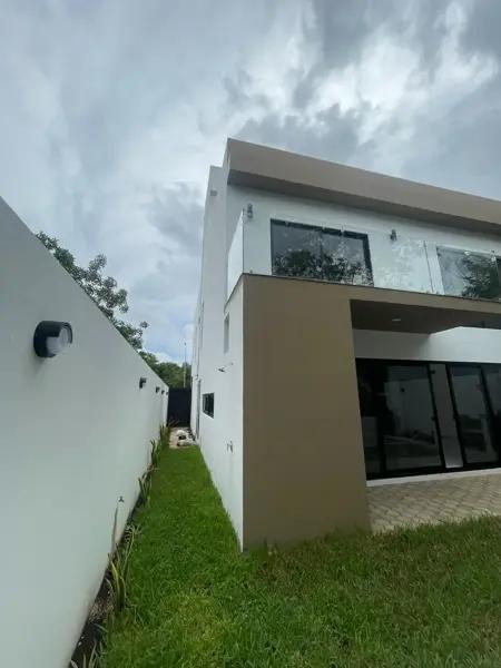 CASA EN VENTA AV. HUAYACAN VÍA CUMBRES CANCÚN QROO