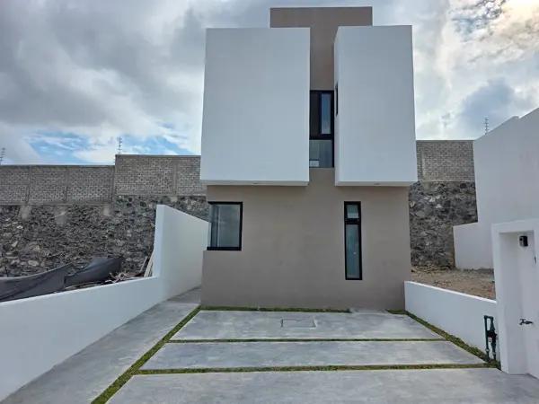 CASA EN VENTA EN CAPITAL SUR – DISEÑO MODERNO, DOBLE ALTURA Y EXCELENTE EQUIPAMI