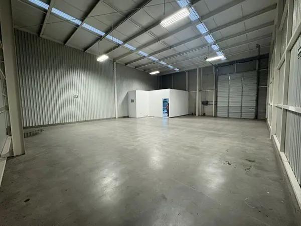 Bodega en Renta 300 m² con Oficina y Andén · Zona Sendero