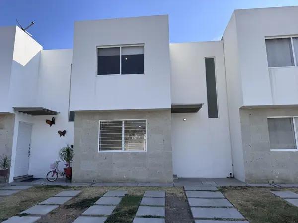 Casa en RENTA, 2 recámaras, en Paseos del Bosque, Corregidora, Qro