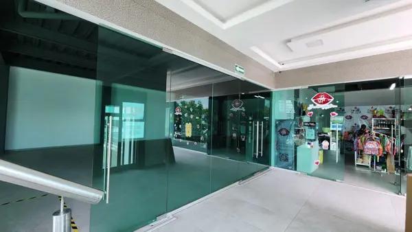 LOCAL EN RENTA EN PLANTA ALTA EN PLAZA COMERCIAL, A UN LADO DEL MERCADO ESCOBEDO