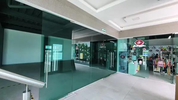 OFICINA EN RENTA EN PLANTA ALTA EN PLAZA COMERCIAL, CERCA DEL MERCADO ESCOBEDO