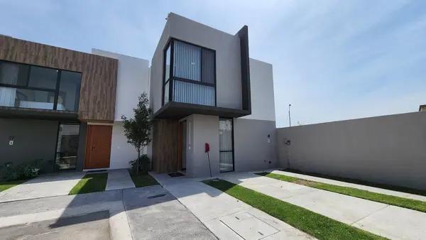 Casa en venta  de 2 Recámaras con opción a 3ra con en Zákia con jardín