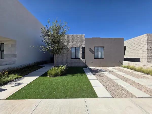 CASA EN VENTA DE UN PISO, EN CORREGIDORA CON AMPLIO JARDIN
