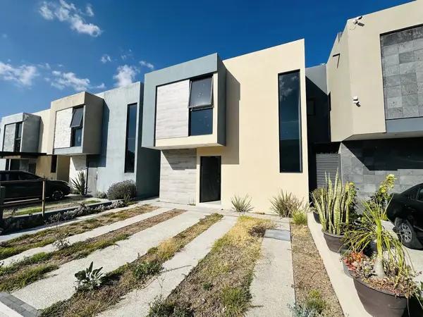 Casa en Venta en Cañadas del Arroyo, Corregidora, con Habitación en planta baja