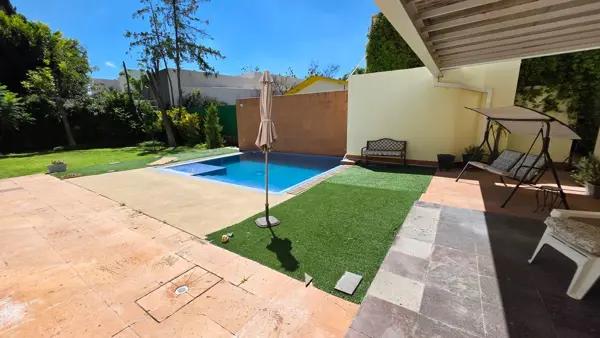 CASA EN VENTA EN JURICA DE 5 RECÁMARAS, ALBERCA Y LOFT