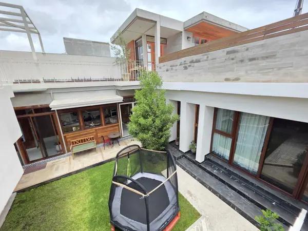 CASA EN VENTA EN ZIBATA, DE UN NIVEL MAS SOTANO CONDOMINIO CARDON