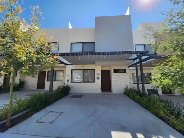 CASA EN VENTA CON ROOFGARDEN, ESTACIONAMIENTO TECHADO, HAB EN PB
