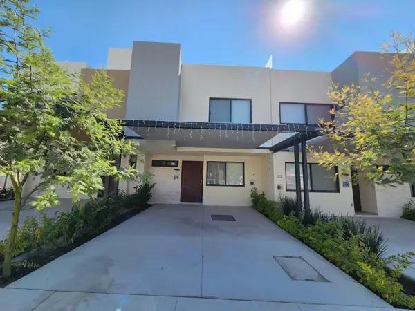 CASA EN VENTA, CON ROOFGARDEN Y ESTACIONAMIENTO TECHADO