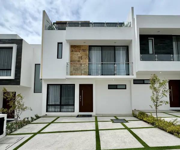 CASA EN VENTA EN ZIBATÁ, CUATRO RECÁMARAS Y ROOF GARDEN, QUERÉTARO