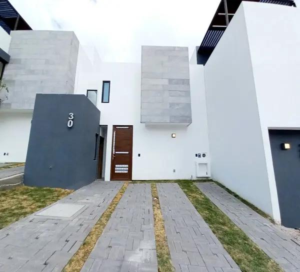 CASA EN VENTA EN ZIBATÁ, Qro, con recámara en planta baja, doble altura y jardín