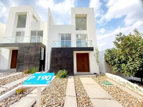 CASA EN VENTA EN ZIBATÁ, Querétaro, con roof garde, jardín y cuarto de servicio