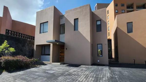 CASA EN VENTA EN ZIBATÁ, Querétaro,  distribución abierta y jardín
