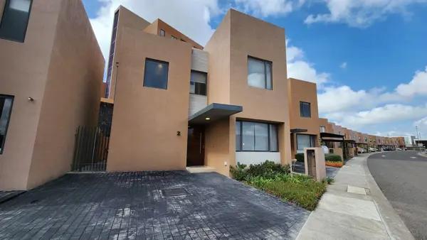 CASA EN VENTA EN ZIBATÁ, Qro., estudio con opción a recámara en planta baja