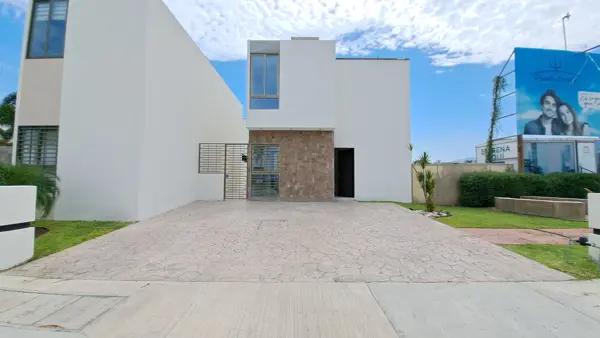Casa NUEVA con terreno de 8x18 y pasillo lateral en Manzanillo ????