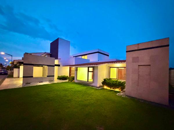 Casa en Venta en Metepec, Lujosa Residencia en Fraccionamiento Cerrado