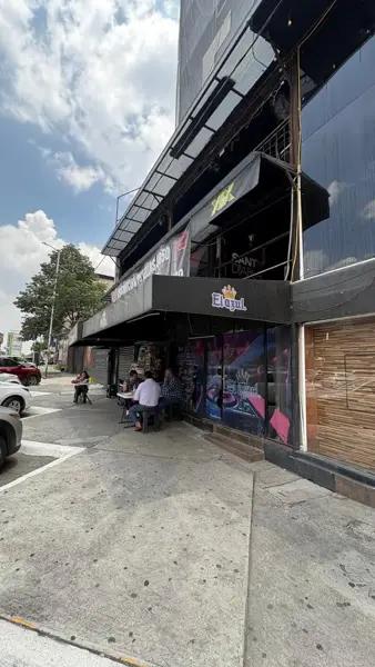 Local comercial en renta sobre calle principal en Ciudad Satélite, Naucalpan de Juárez