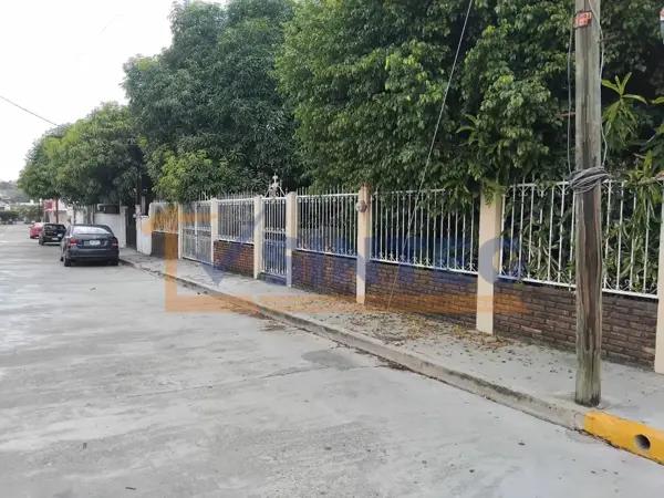 ¡CASA EN VENTA - COL. REVOLUCIÓN - ZONA NO INUNDABLE! 
¡LA MÁS FRESCA Y CÉNTRICA DE POZA RICA!