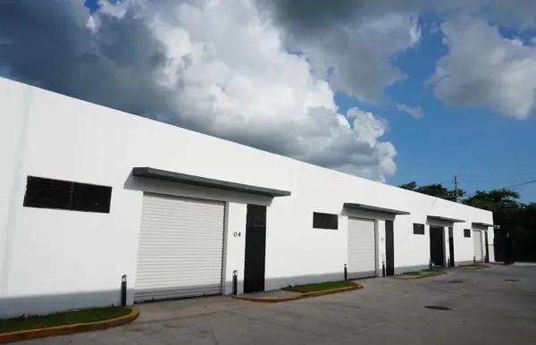 | Bodegas de 200 m² en renta en Park One | | Bodegas de 200 m² en renta en Park One |