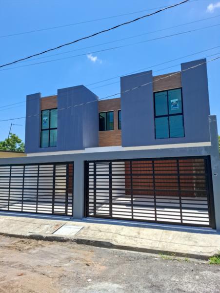 Casa en Boca del Río con alberca y acabados de lujo