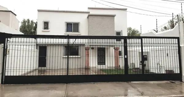CASA MODERNA ELEGANTE MUY COMODA Y FUNCIONAL