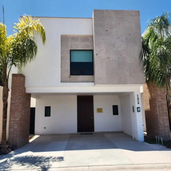 Casa en venta en zona norte de Torreón a unos pasos del TSM Casa en venta en zona norte de Torreón a unos pasos del TSM