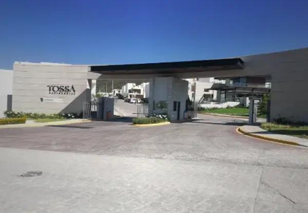 CASA DE ENTREGA INMEDIATA EN AV CARDENAL, COL. NUEVO REFUGIO, QUERETARO