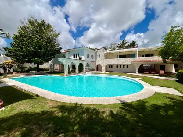 Impresionante Casa en la Huayacan: 7 Recámaras, Jardín, Piscina y Más