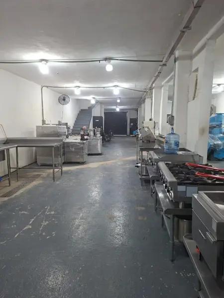 Venta de fabrica / bodega, amplia, frente a Plaza Galerías