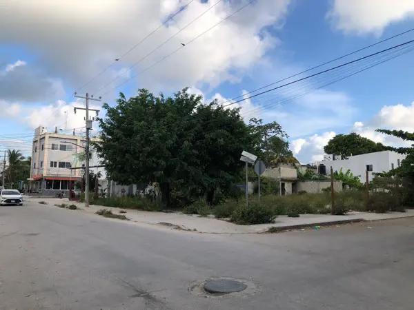 VENTA DE TERRENO EN PUERTO MORELOS, ESQUINA, BUENA UBICACION