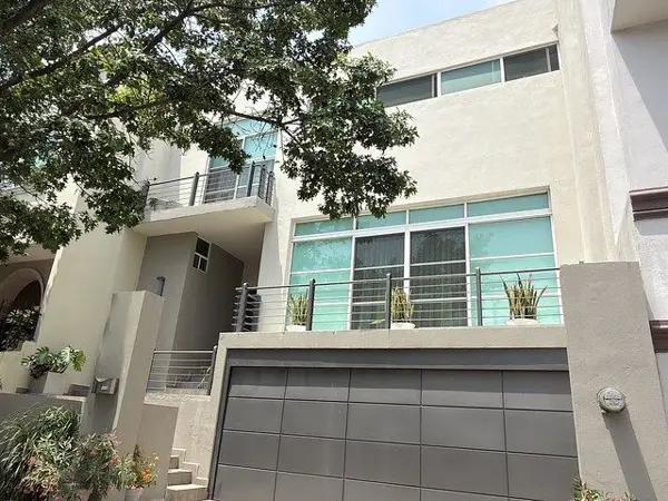 CASA EN VENTA CUMBRES 5o SECTOR CASA EN VENTA CUMBRES 5o SECTOR